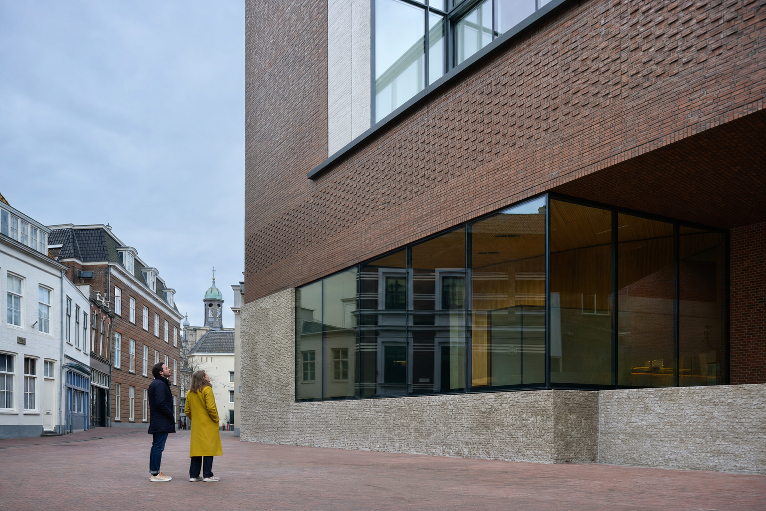 Twee mensen bekijken de gevel van een modern gebouw in een Nederlandse binnenstad